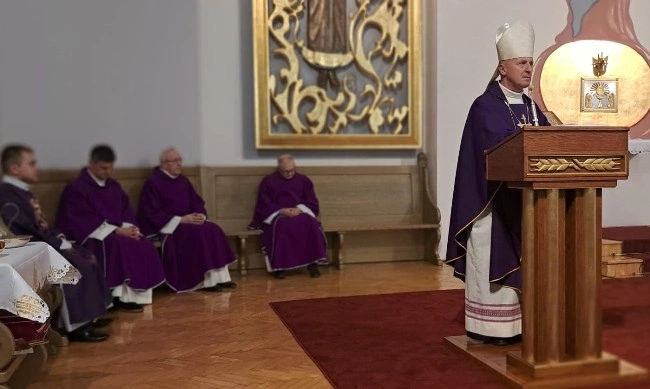 Modlitwa wspólnoty WSD w Radomiu za zmarłych duchownych 