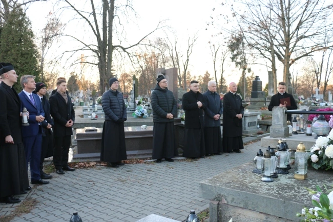 Modlitwa wspólnoty WSD w Radomiu za zmarłych duchownych 