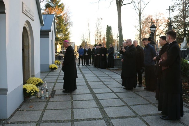 Modlitwa wspólnoty WSD w Radomiu za zmarłych duchownych 