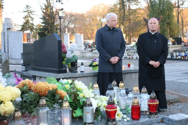 Modlitwa wspólnoty WSD w Radomiu za zmarłych duchownych 