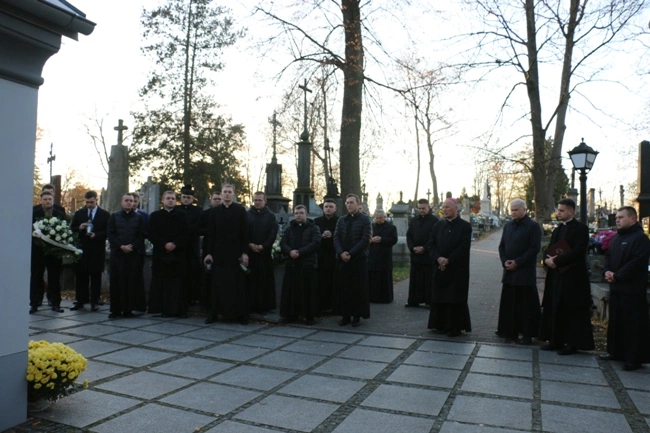 Modlitwa wspólnoty WSD w Radomiu za zmarłych duchownych 