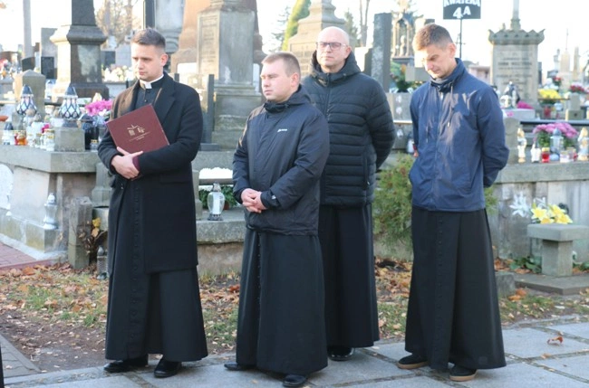 Modlitwa wspólnoty WSD w Radomiu za zmarłych duchownych 