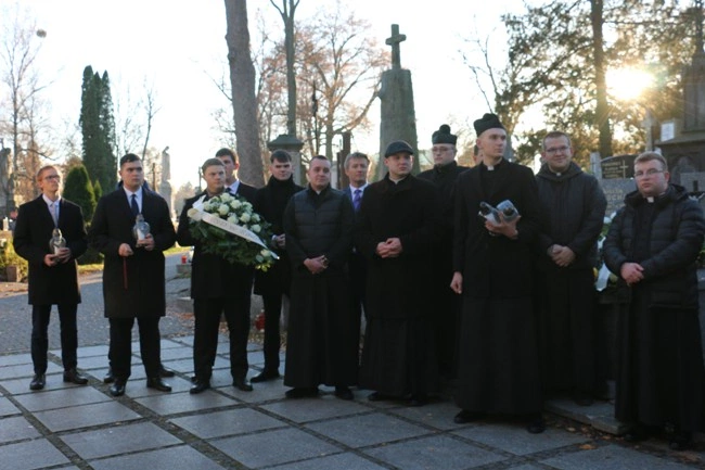 Modlitwa wspólnoty WSD w Radomiu za zmarłych duchownych 