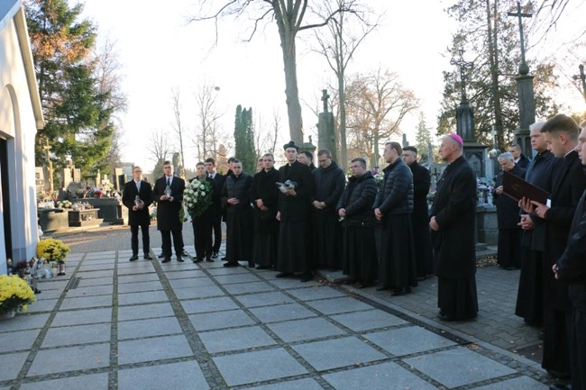 Modlitwa wspólnoty WSD w Radomiu za zmarłych duchownych 