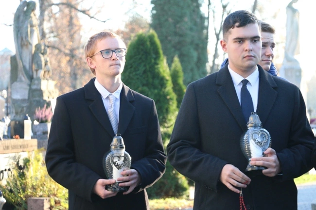 Modlitwa wspólnoty WSD w Radomiu za zmarłych duchownych 