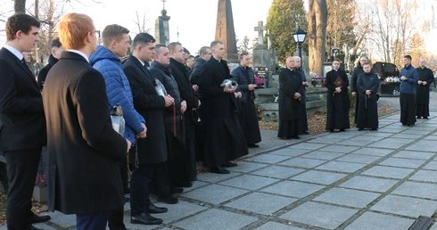 Modlono się o dar życia wiecznego dla zmarłych biskupów, kapłanów i alumnów.