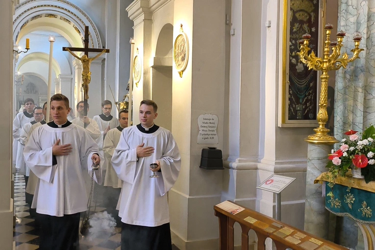 Wędrówka przez Noce Świętojańskie