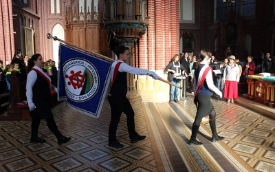 Uczniowie dziękowali Bogu za niepodległość. Niedługo oddadzą hołd Danucie Siedzikównie "Ince"