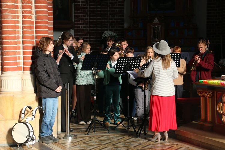 Uczniowie dziękowali Bogu za niepodległość. Niedługo oddadzą hołd Danucie Siedzikównie "Ince"