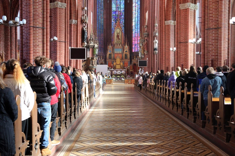 Uczniowie dziękowali Bogu za niepodległość. Niedługo oddadzą hołd Danucie Siedzikównie "Ince"