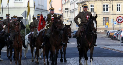 Defilada i prezentacja Ochotniczego Szwadronu 3. Pułku Ułanów Śląskich w Kędzierzynie-Koźlu