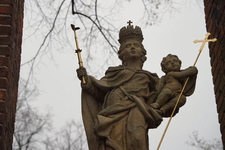 Brzezia Łąka. Dziękczynienie za dar świątyni, z Matką Bożą Różańcową