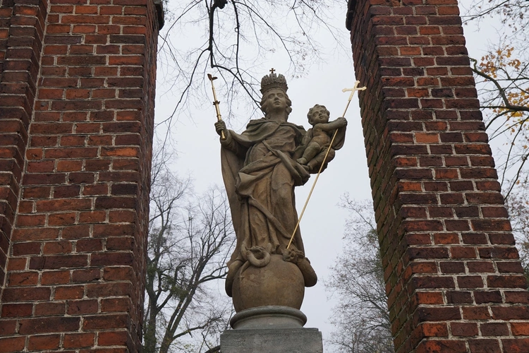 Brzezia Łąka. Dziękczynienie za dar świątyni, z Matką Bożą Różańcową