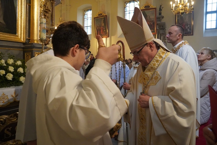 Brzezia Łąka. Dziękczynienie za dar świątyni, z Matką Bożą Różańcową
