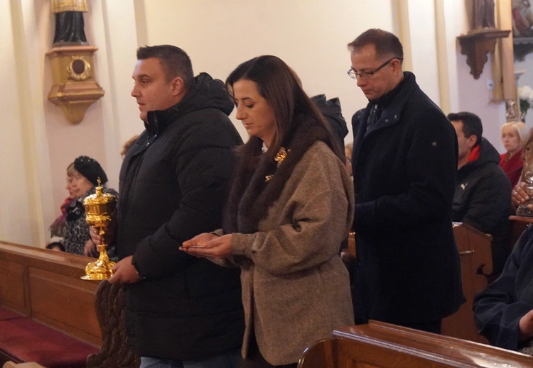 Brzezia Łąka. Dziękczynienie za dar świątyni, z Matką Bożą Różańcową