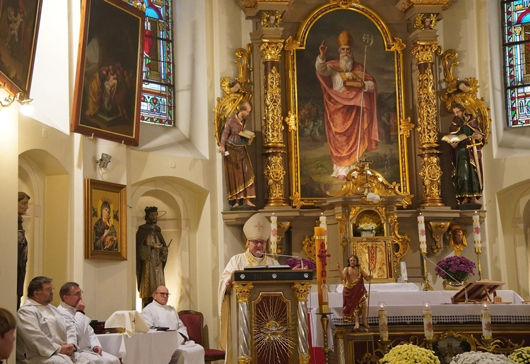 Brzezia Łąka. Dziękczynienie za dar świątyni, z Matką Bożą Różańcową