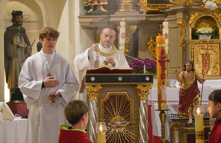 Brzezia Łąka. Dziękczynienie za dar świątyni, z Matką Bożą Różańcową