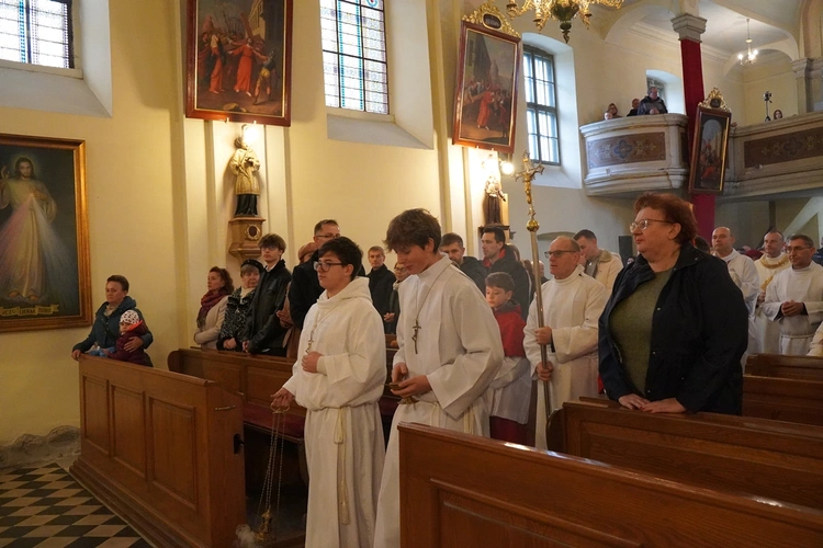 Brzezia Łąka. Dziękczynienie za dar świątyni, z Matką Bożą Różańcową