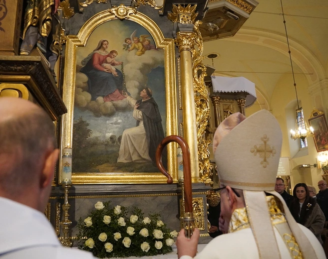 Brzezia Łąka. Dziękczynienie za dar świątyni, z Matką Bożą Różańcową