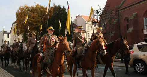 Inauguracja Tygodnia Patriotycznego w Kędzierzynie-Koźlu. Defilada i prezentacja Ułanów Śląskich