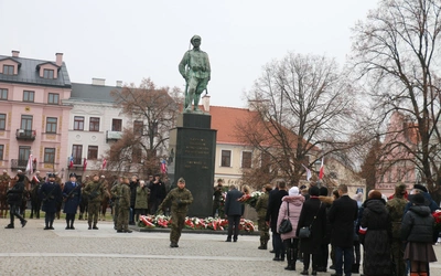 Delegacje złożą kwiaty pod Pomnikiem Czynu Legionów.