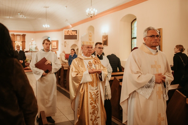 Wprowadzenie relikwii św. Jana Pawła II i poświęcenie odnowionego ołtarza 