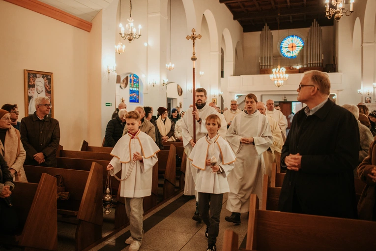 Wprowadzenie relikwii św. Jana Pawła II i poświęcenie odnowionego ołtarza 