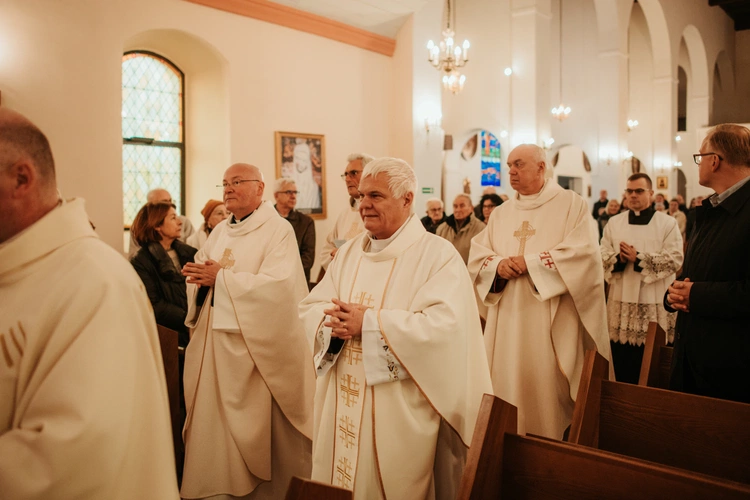 Wprowadzenie relikwii św. Jana Pawła II i poświęcenie odnowionego ołtarza 