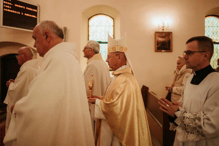 Wprowadzenie relikwii św. Jana Pawła II i poświęcenie odnowionego ołtarza 