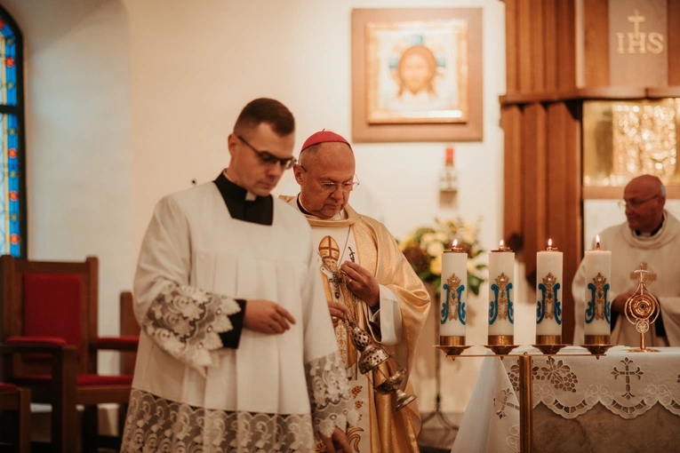 Wprowadzenie relikwii św. Jana Pawła II i poświęcenie odnowionego ołtarza 