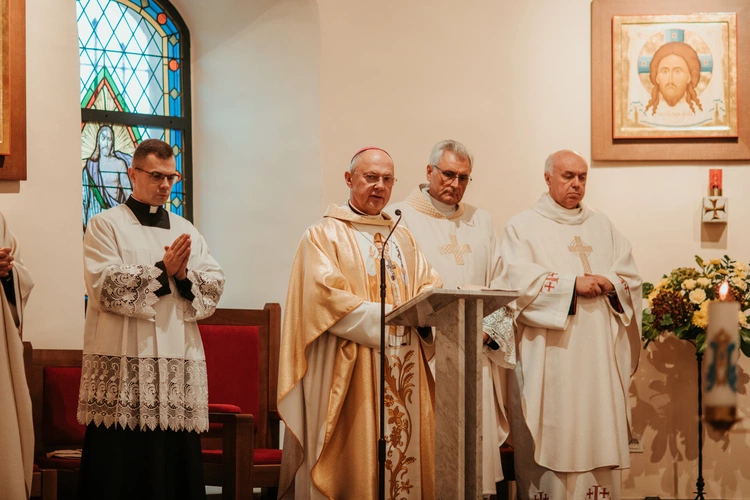 Wprowadzenie relikwii św. Jana Pawła II i poświęcenie odnowionego ołtarza 