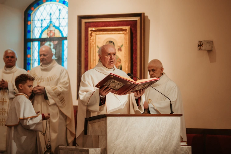 Wprowadzenie relikwii św. Jana Pawła II i poświęcenie odnowionego ołtarza 