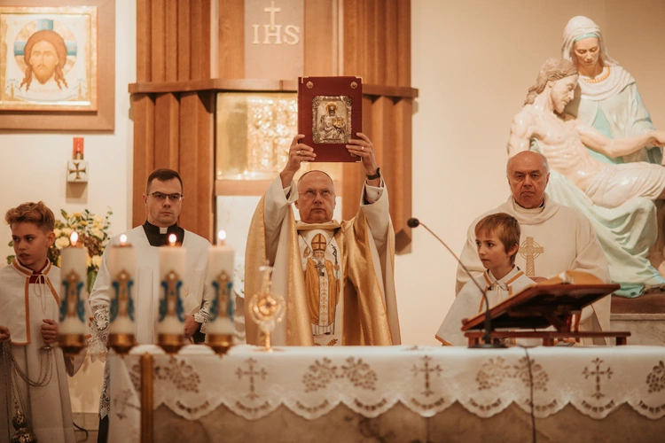 Wprowadzenie relikwii św. Jana Pawła II i poświęcenie odnowionego ołtarza 