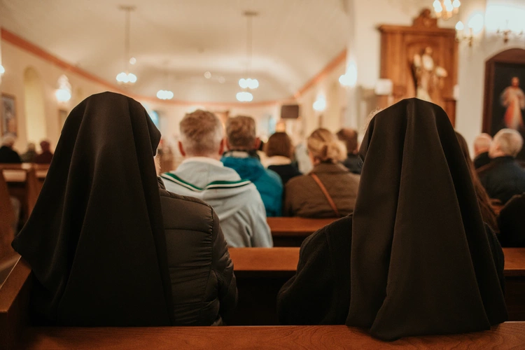 Wprowadzenie relikwii św. Jana Pawła II i poświęcenie odnowionego ołtarza 