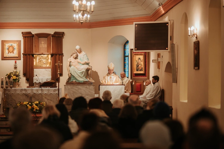 Wprowadzenie relikwii św. Jana Pawła II i poświęcenie odnowionego ołtarza 