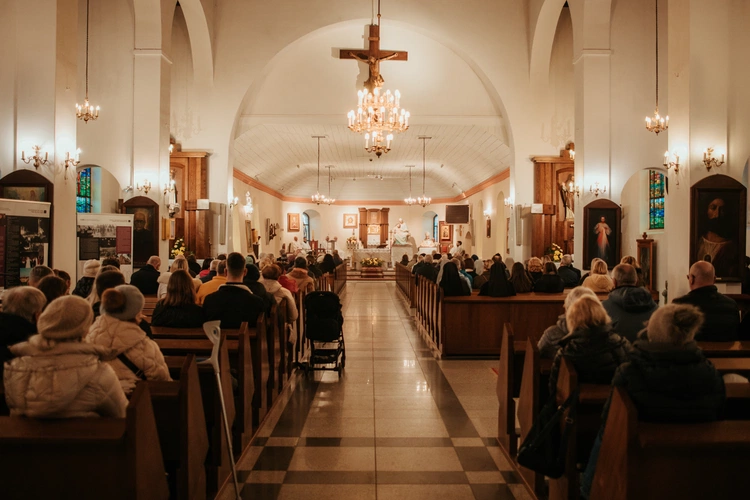 Wprowadzenie relikwii św. Jana Pawła II i poświęcenie odnowionego ołtarza 