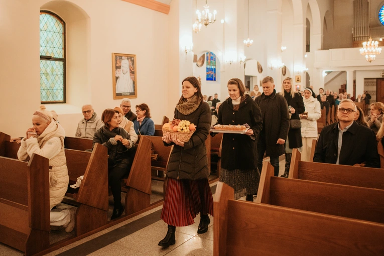 Wprowadzenie relikwii św. Jana Pawła II i poświęcenie odnowionego ołtarza 