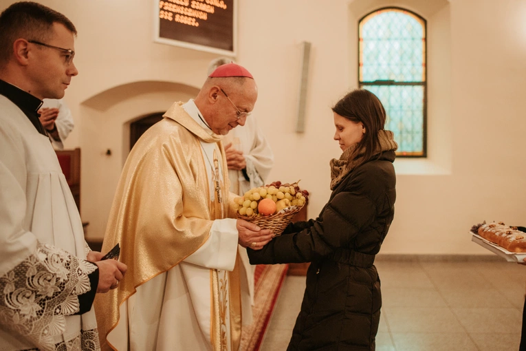 Wprowadzenie relikwii św. Jana Pawła II i poświęcenie odnowionego ołtarza 