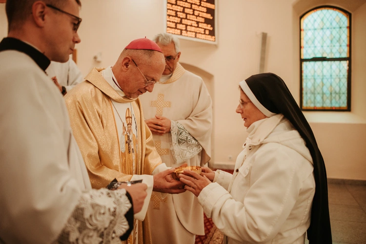 Wprowadzenie relikwii św. Jana Pawła II i poświęcenie odnowionego ołtarza 