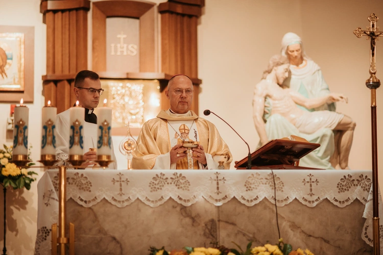 Wprowadzenie relikwii św. Jana Pawła II i poświęcenie odnowionego ołtarza 