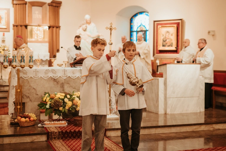 Wprowadzenie relikwii św. Jana Pawła II i poświęcenie odnowionego ołtarza 