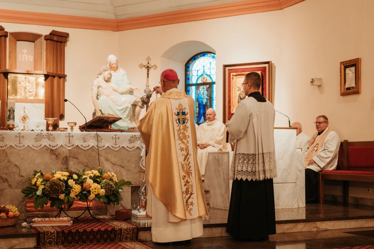 Wprowadzenie relikwii św. Jana Pawła II i poświęcenie odnowionego ołtarza 