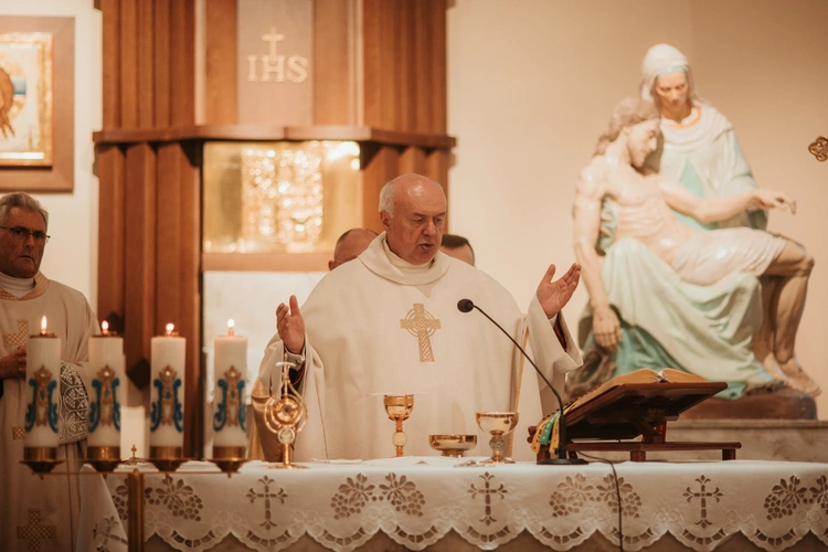 Wprowadzenie relikwii św. Jana Pawła II i poświęcenie odnowionego ołtarza 