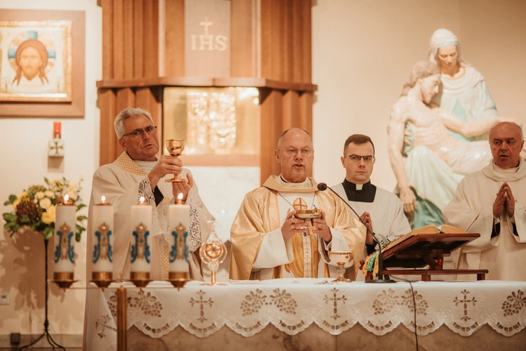 Wprowadzenie relikwii św. Jana Pawła II i poświęcenie odnowionego ołtarza 