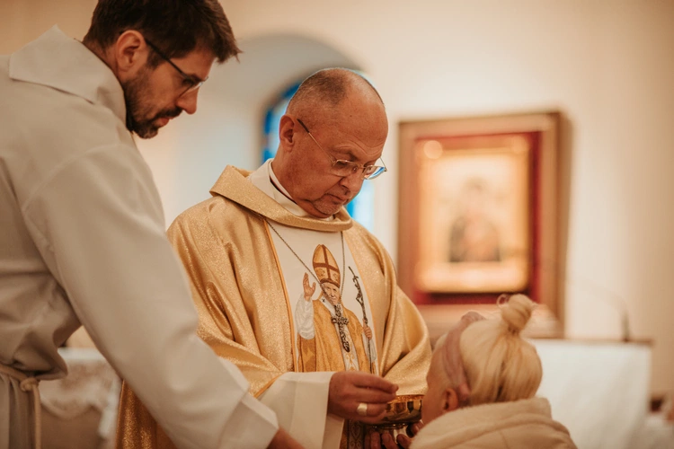 Wprowadzenie relikwii św. Jana Pawła II i poświęcenie odnowionego ołtarza 