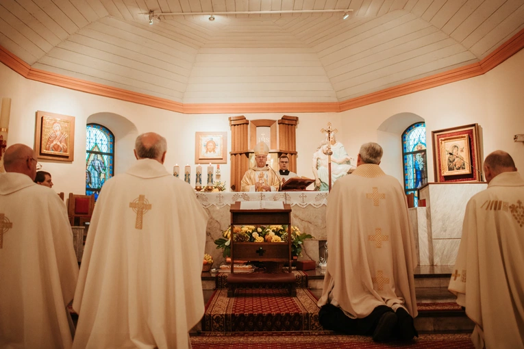 Wprowadzenie relikwii św. Jana Pawła II i poświęcenie odnowionego ołtarza 