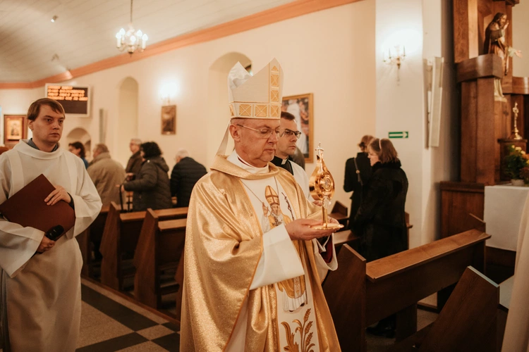 Wprowadzenie relikwii św. Jana Pawła II i poświęcenie odnowionego ołtarza 