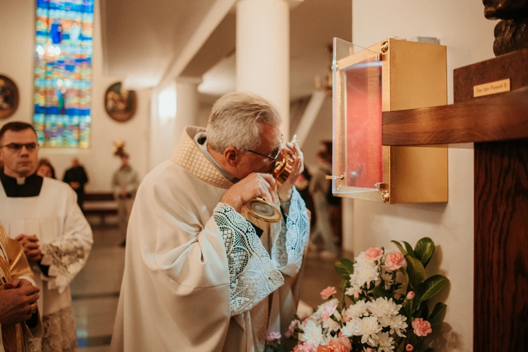 Wprowadzenie relikwii św. Jana Pawła II i poświęcenie odnowionego ołtarza 