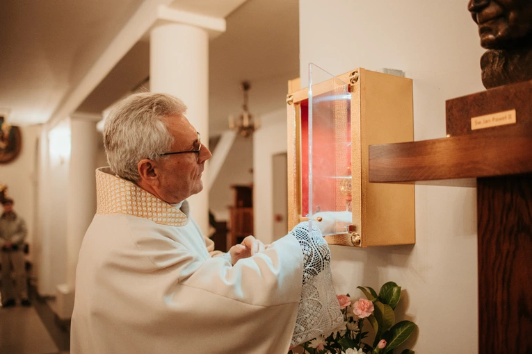 Wprowadzenie relikwii św. Jana Pawła II i poświęcenie odnowionego ołtarza 