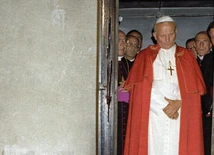 11 Listopada św. Jana Pawła II. Archiwalne nagranie z prywatnej kaplicy papieża